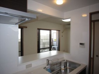 開口を大きくして、会話を楽しめるキッチンに 開口を大きくして、会話を楽しめるキッチンに